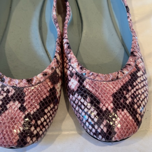 AERA - Picture 2 of 3